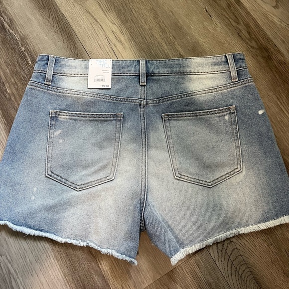 Distressed jean shorts - Picture 2 of 3